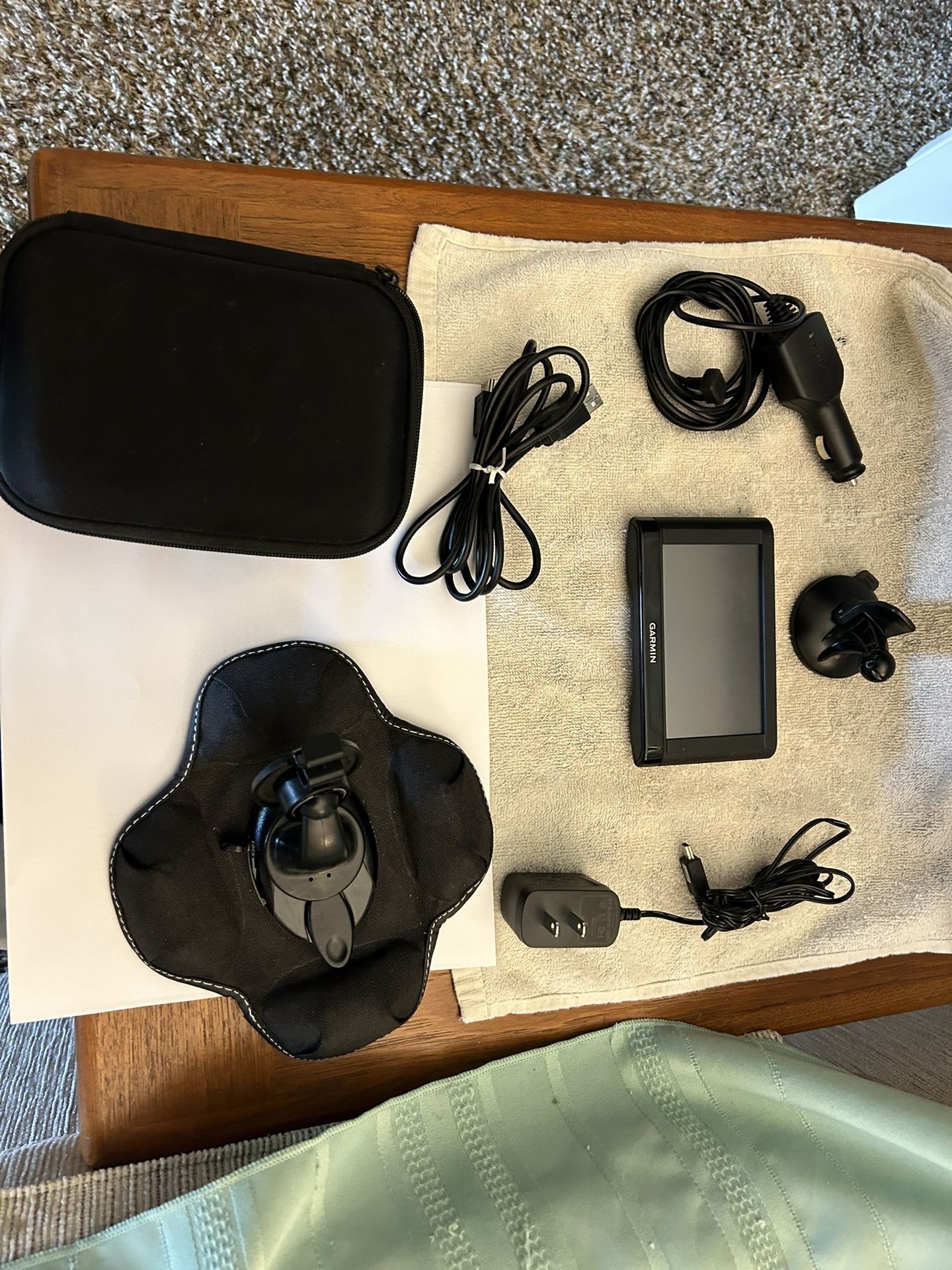 USED GARMIN NUVI 42 GPS w/extras