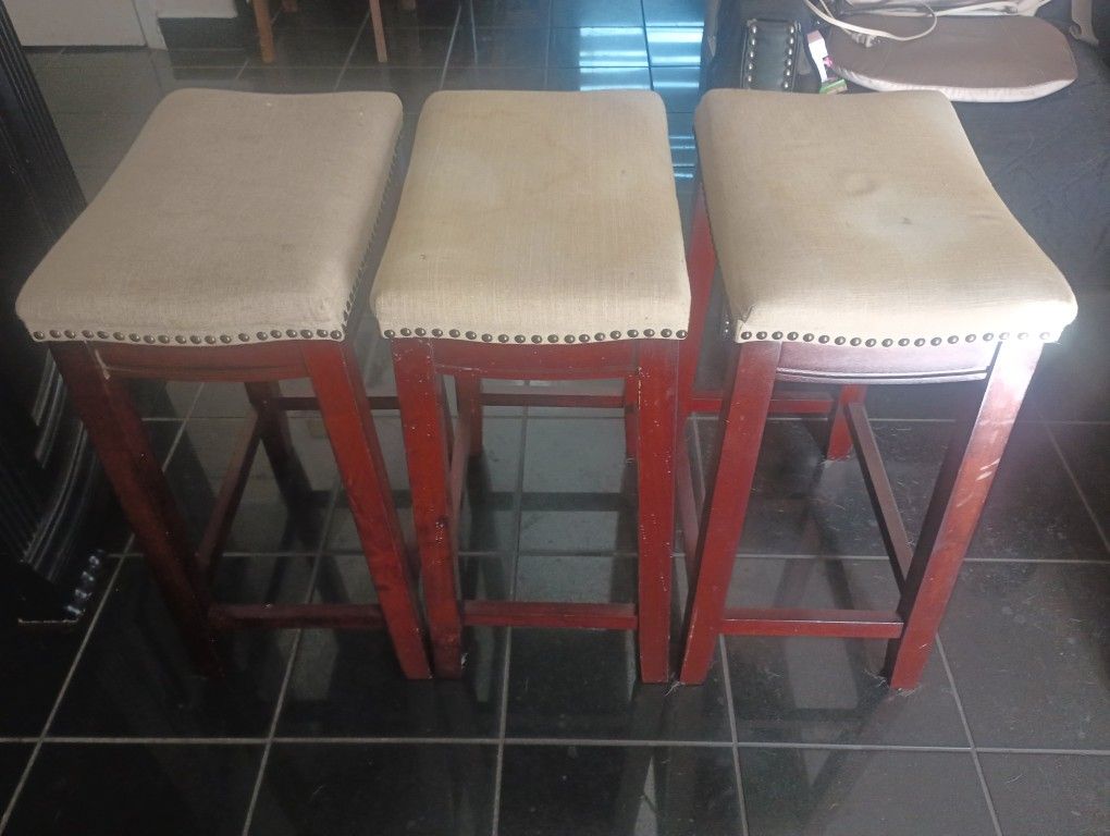 Set Of 3 Wooden Bars Stool You Have To clean The Cushions Yourself