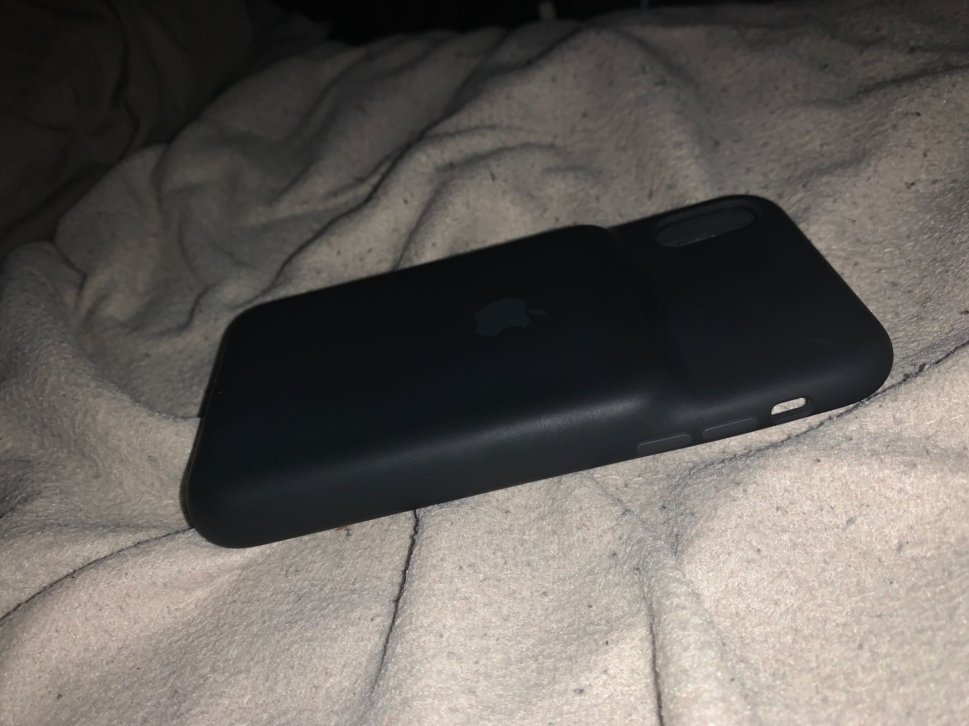 Iphone xr smart charging case