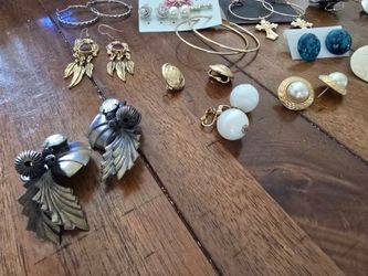 Brooches  and collar pins