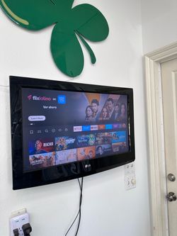 31.5” tv WITH WALL MOUNT