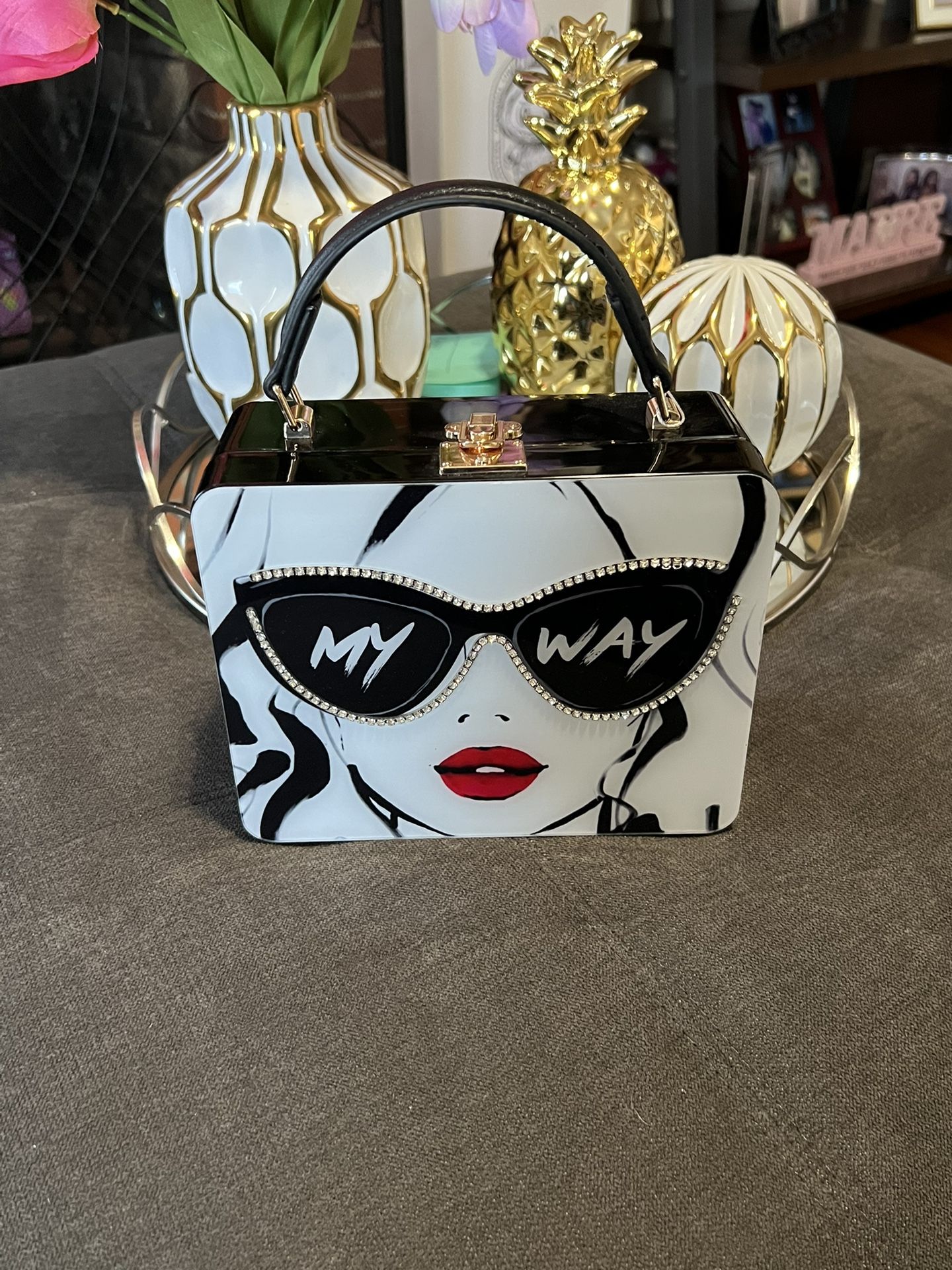 Beautiful party bag, very elegant for those favorite events. Be the envy of everyone with this beautiful bag.