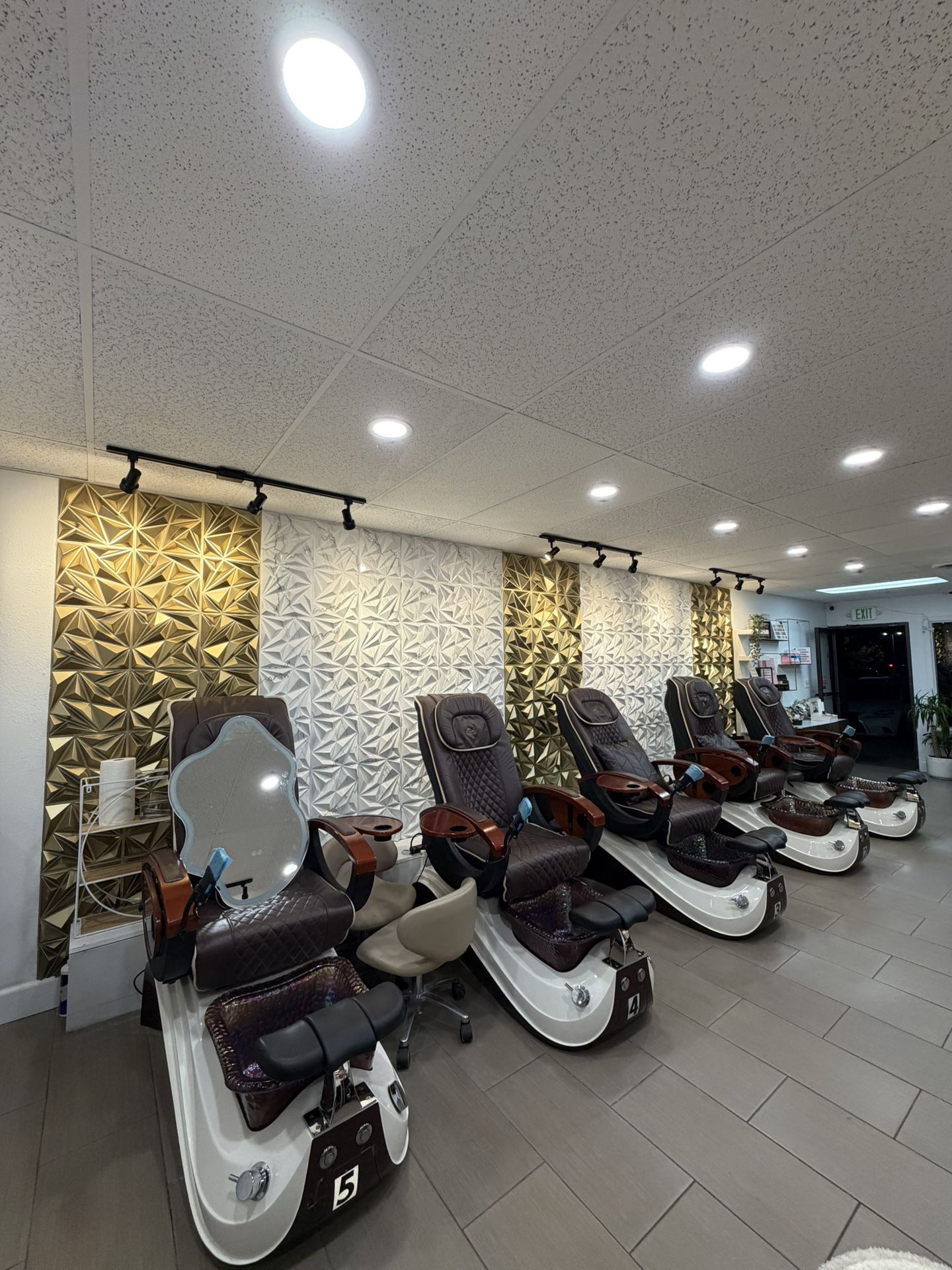 5 Pedicure chairs with massage with cup holder