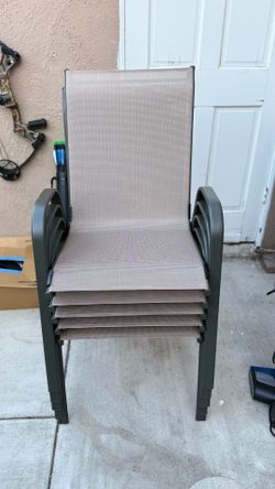 New outdoor / Backyard chairs 20$ each