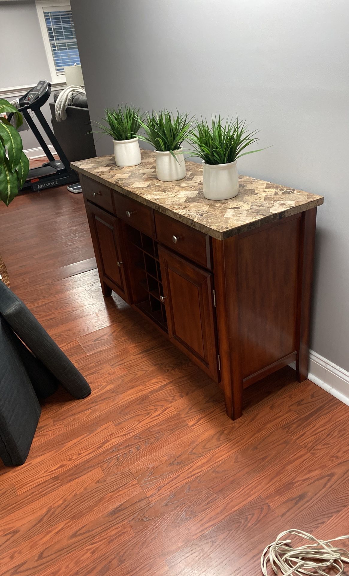 Serving table/wine table In Excellent Condition