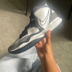 Kyrie Infinity Black White 
