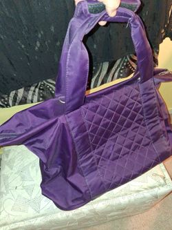 Woman travel/gym tote/ weekend bag with zipper and carry strap .plus 1 outside  & 2 inside pockets...$8obo