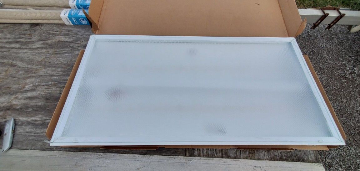 2gtl4 4400 lp840
NIB 8 Lithonia Lighting 2x4 Ft white LED lay in Troffer Prismatic lens 4000k 4400 lumen .Dimmable
Retail. $107 Selling $75ea