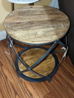 $50 🪴Rustic Style Round End Table Worth Over $200!!