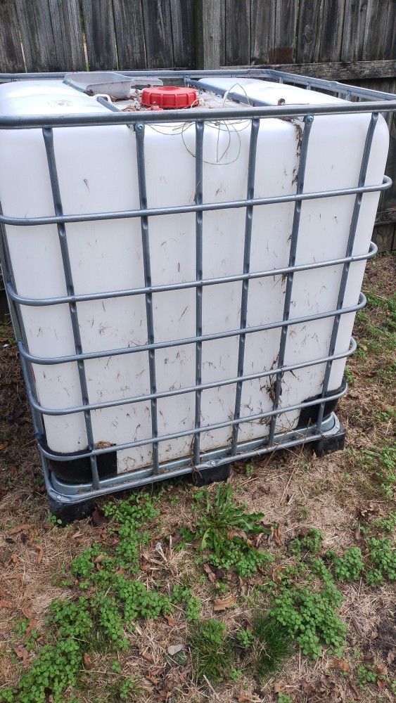 1000 Gallon Water Tank With Cage