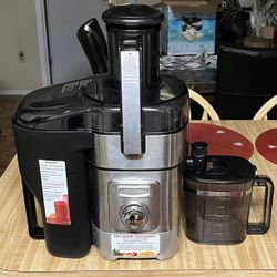 LIKE NEW CUISINART JUICER BARELY USED 200$ ORIGINAL VALUE!! 