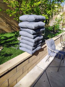 Cojín  asiento pará silla de patio tambien puede servir como respaldo  mide 18 x 18 x6. 5 $10 CDA  asiento tengo 10  solo cojín no sillas