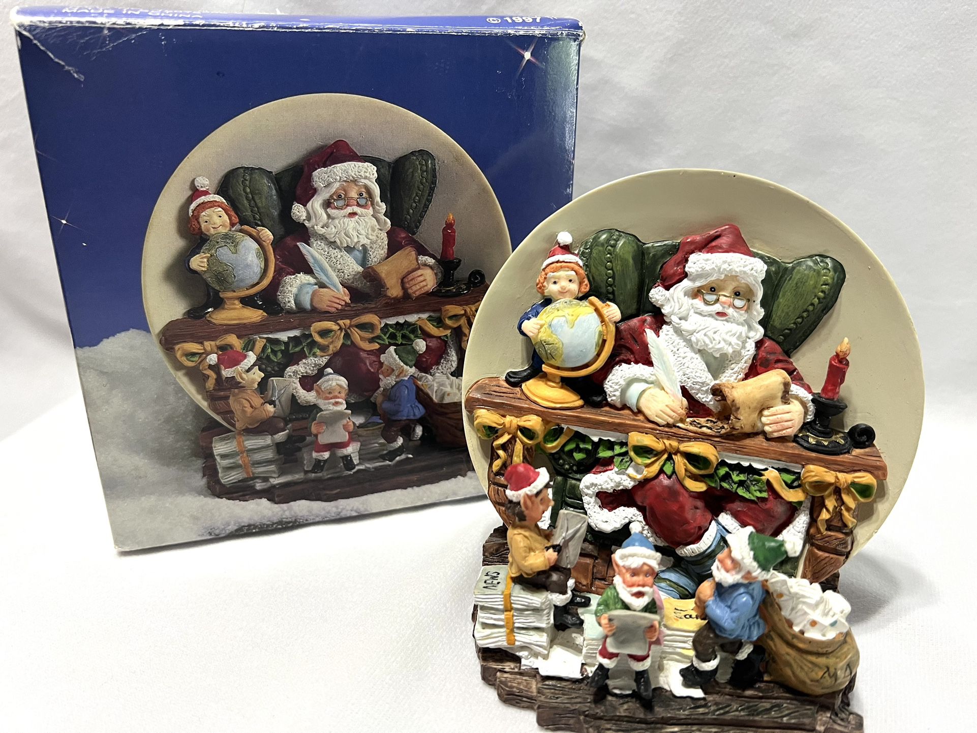 Vintage 1997 "A Christmas Remembered" Collectors Edition 3D Plate And Stand