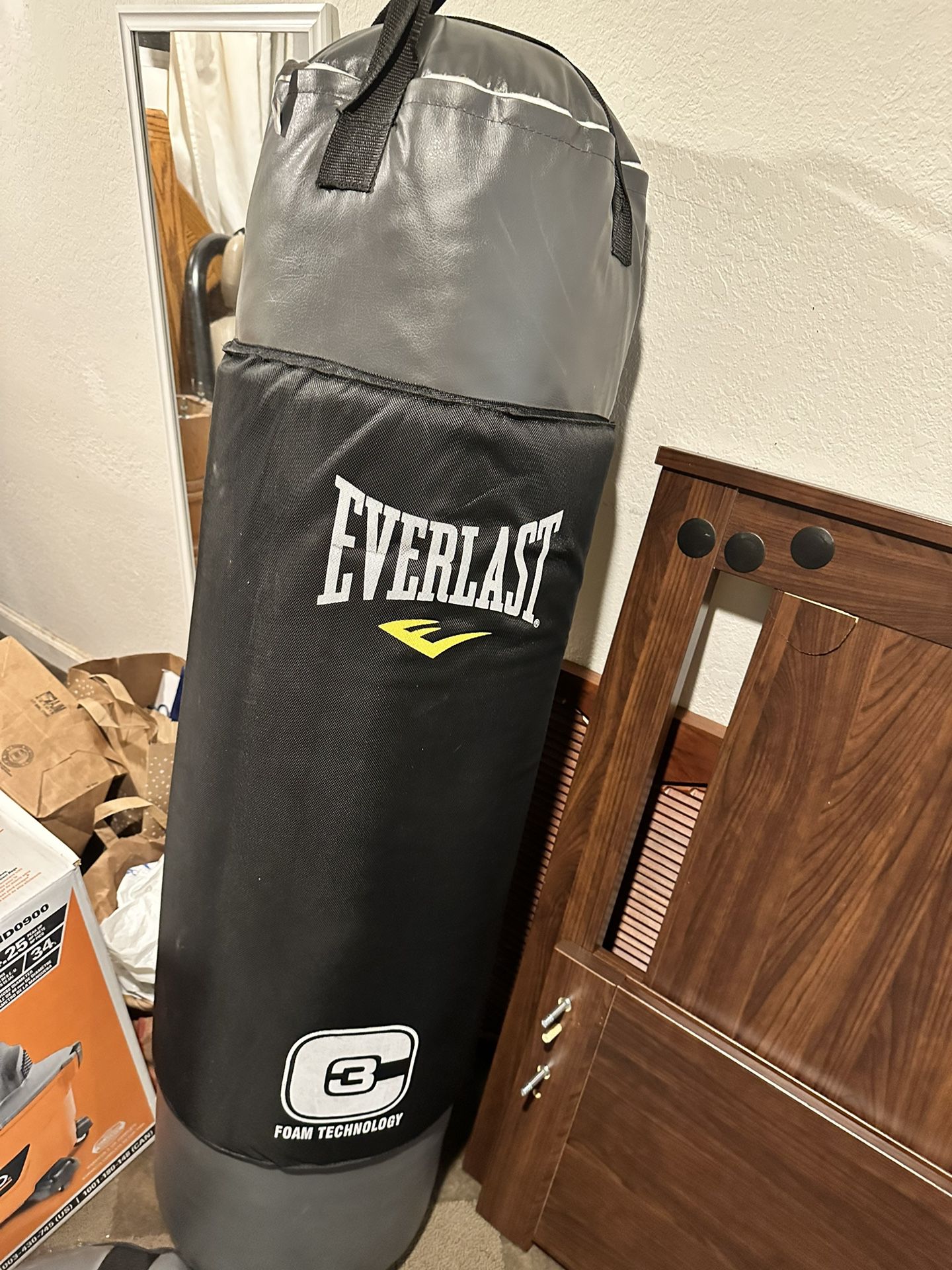 Everlast Punching Bag + Stand + Bag Anchor 