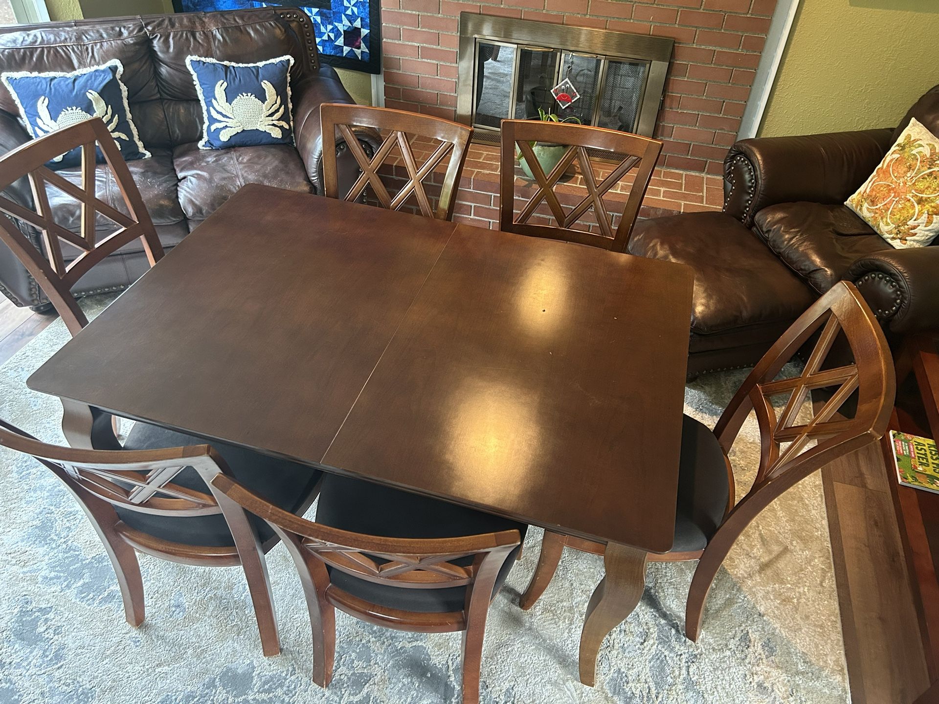 Table / Chairs