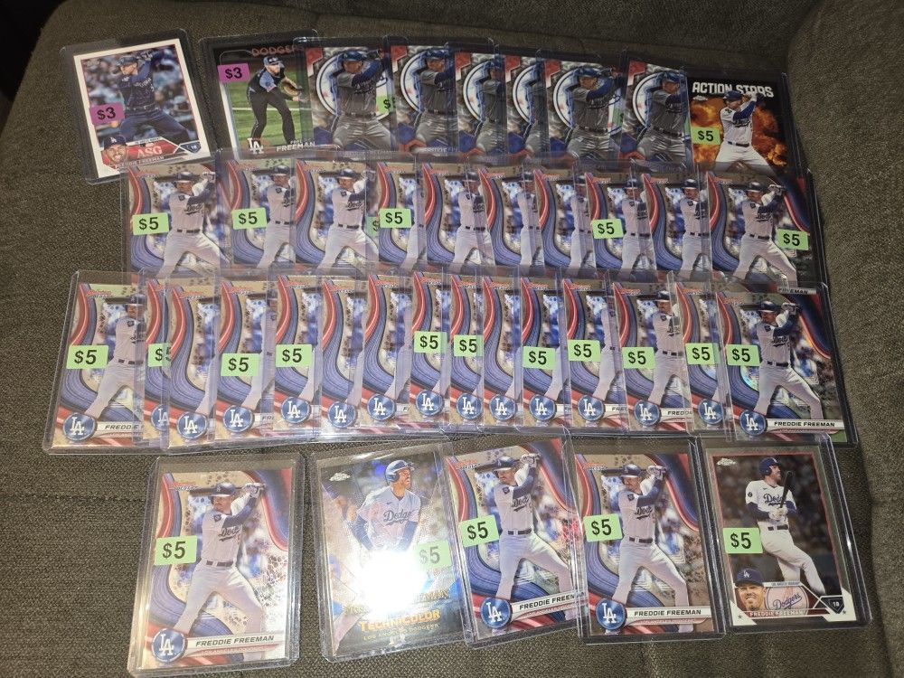 HUGE Freddie Freeman LOT Of 40 Cards LA Dodgers Superstar LOADED w/ REFRACTORS, GOOD CONDITION, SLEEVED & TOP LOADED TOO. TONS OF VALUE! ⚾️