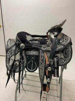Montura charra súper bordada con herraje y fuste plateado