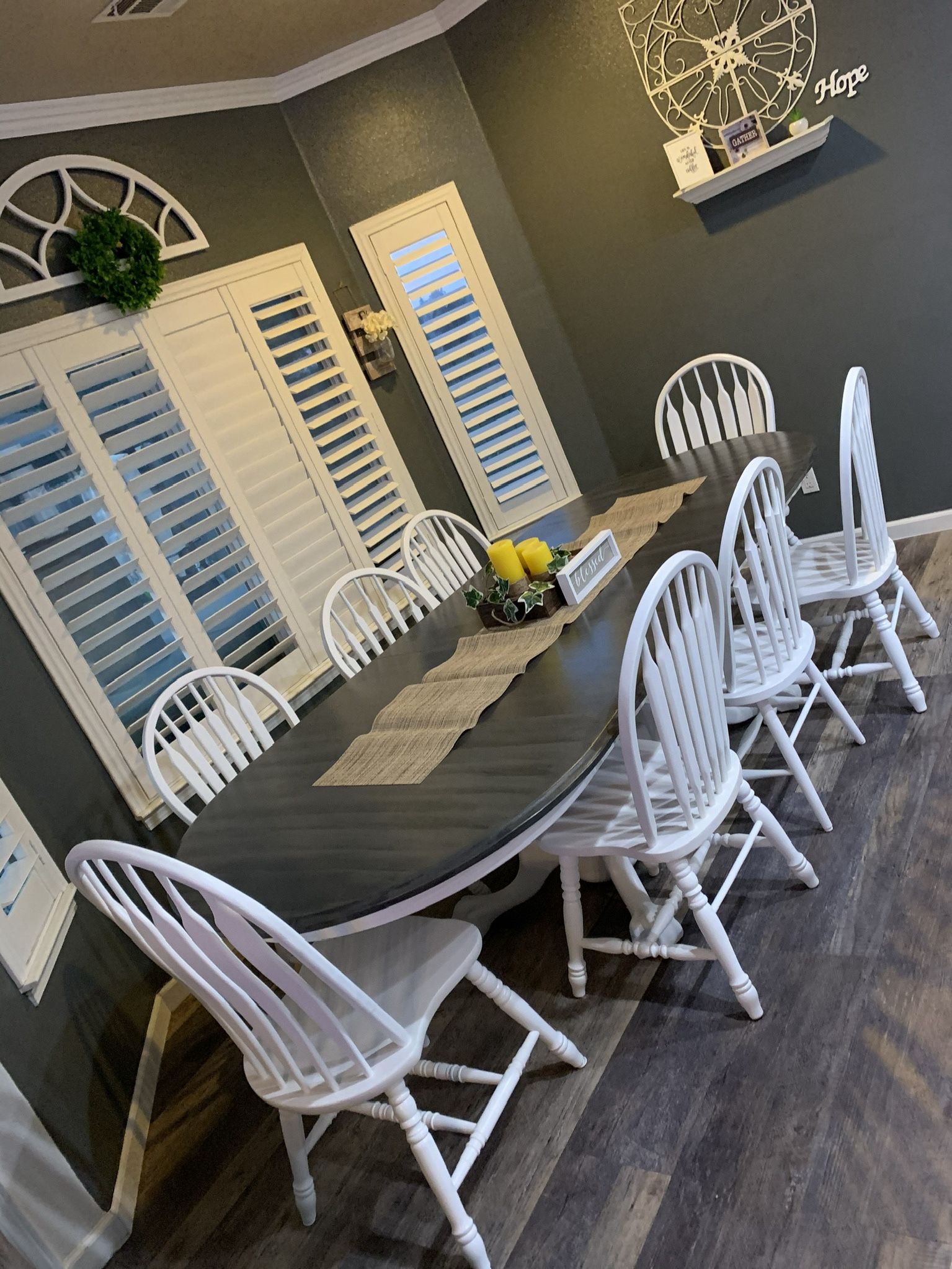 Ethan Allen Dinning Table W/2 Leafs. 8 🪑 Or 6 Chairs And A Bench