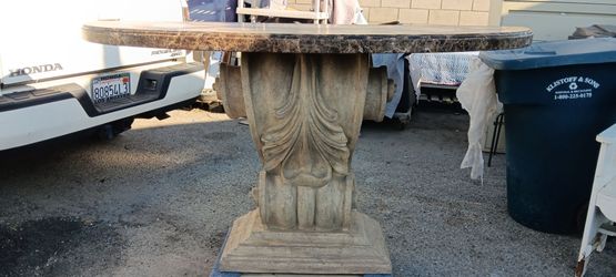Pedestal table