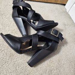 BLACK HEELS SIZE 7