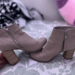 Women’s Medium-Heel Knee- High boots