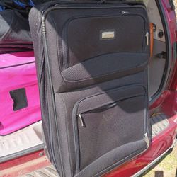 LOTS OF NICE PULL ALONG LUGGAGE 