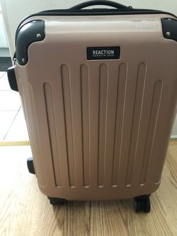 Reaction Kenneth Cole 8 wheel