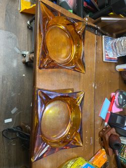 2 vintage amber cigar ashtray’s