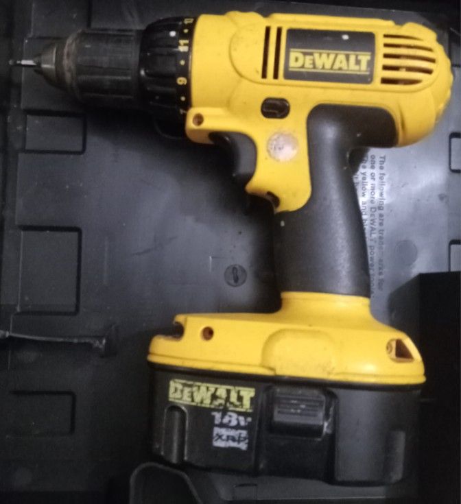 DeWalt 1/2 Inch Cordless Drill/Driver w/18V Battery DC759