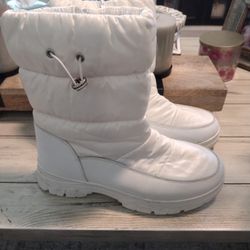Woman's Snow Boots