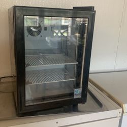 Refrigerador Pequeño Con Luces De 110 V for Sale in Miami, FL - OfferUp