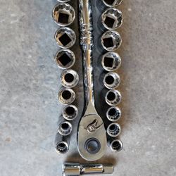 Husky 1/2in. Ratchet Socket Wrench Set (22-Piece)


