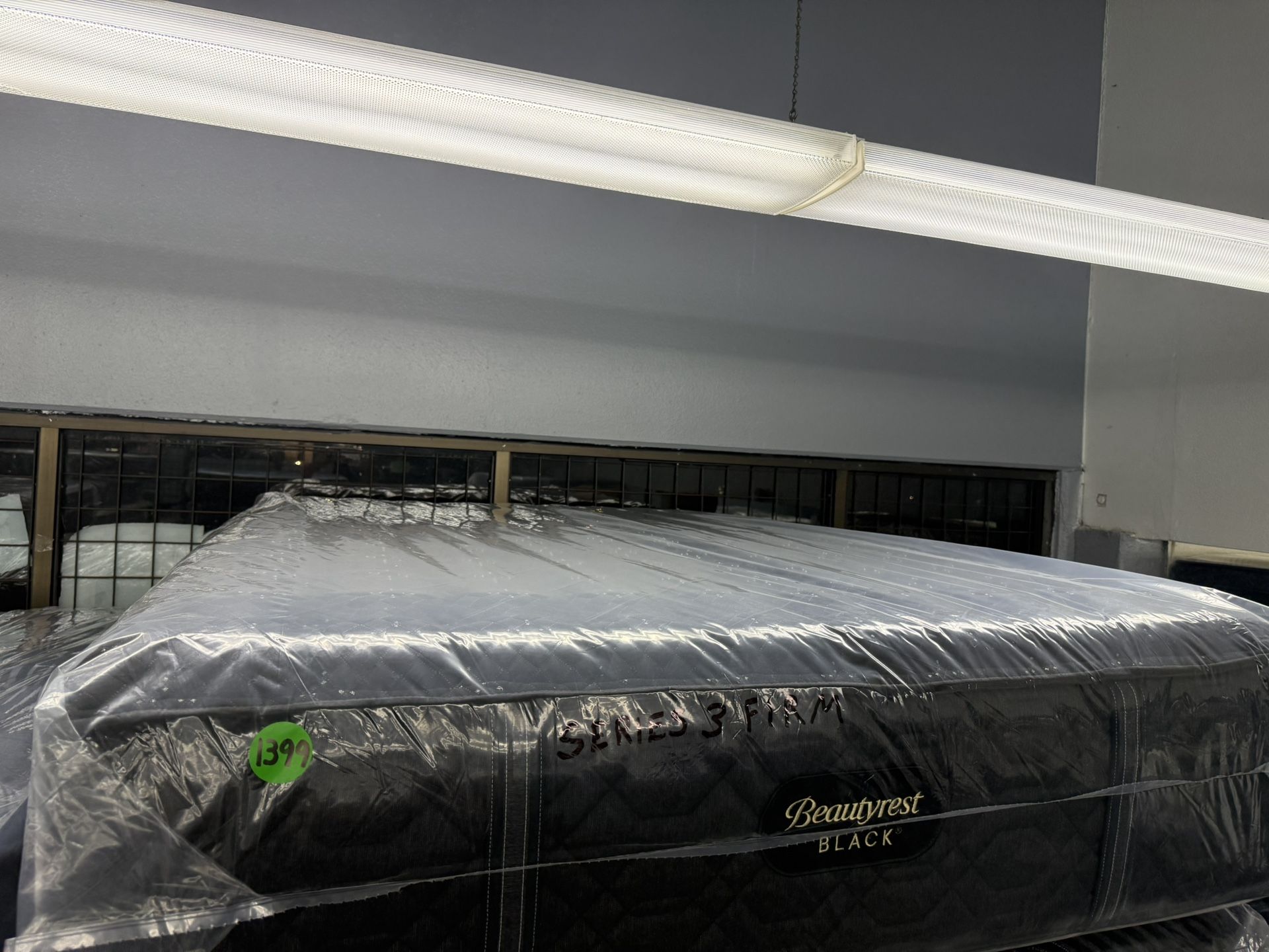 QUEEN SIZE SIMMONS BEAUTYREST BLACK SERIES 3 (FIRM) MATTRESS & BOX SPRING BED SET