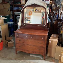Antigue Chest Of Drawers. 