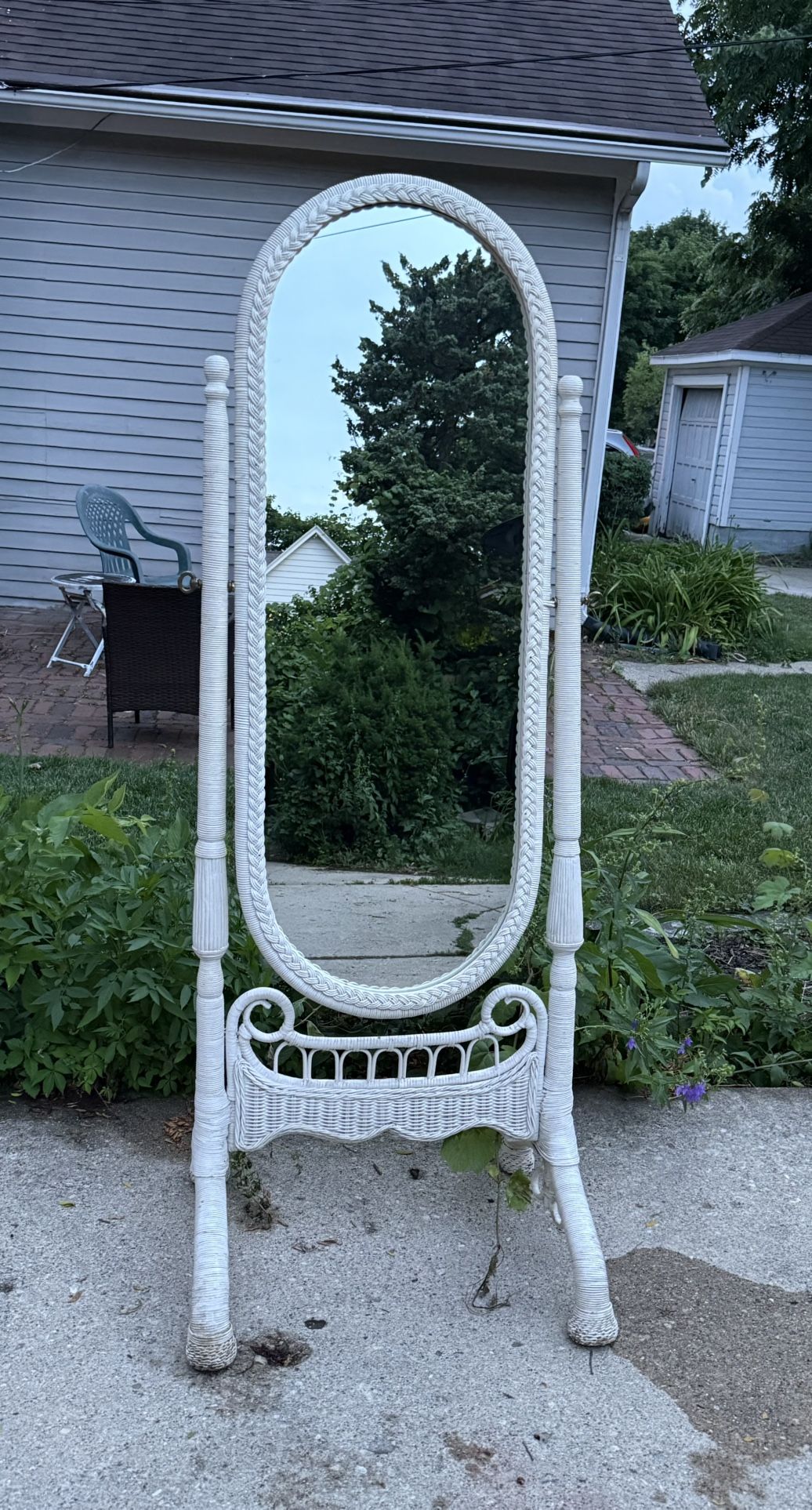 White wicker mirror