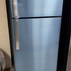 BRAND NEW GE  REFRIGERATOR 17.5 CU FT TOP FREEZER WITH FREE WARRANTY GARANTIA POR ESCRITO STAINLESS 
