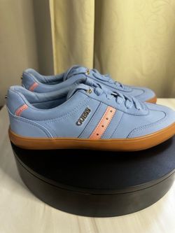 GUESS Women’s Fashion Sneakers Size 9.5 in a beautiful pastel blue with blush pink accents and gold-tone logo hardware.