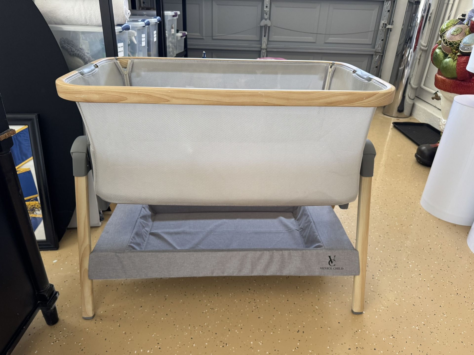 Brand New, Never Used Venice Child California Dreaming Co-Sleeper Bassinet with Soft Cotton Mattress, Bamboo Fabric