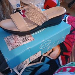 Italiana By Italian Shoemakers. Size 9 Beautiful Slide