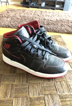 Jordan mid 1s size 4Y