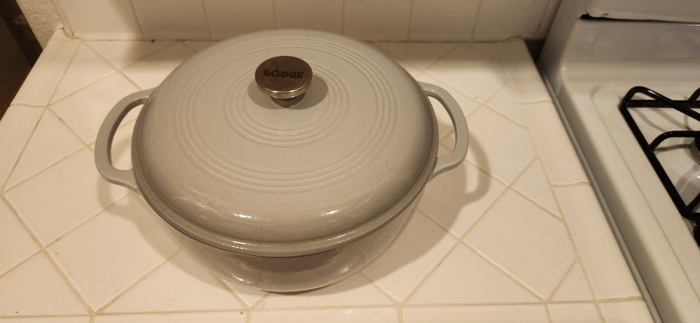 Lodge Dutch oven 7.5 Qt XL Cast Iron enameled