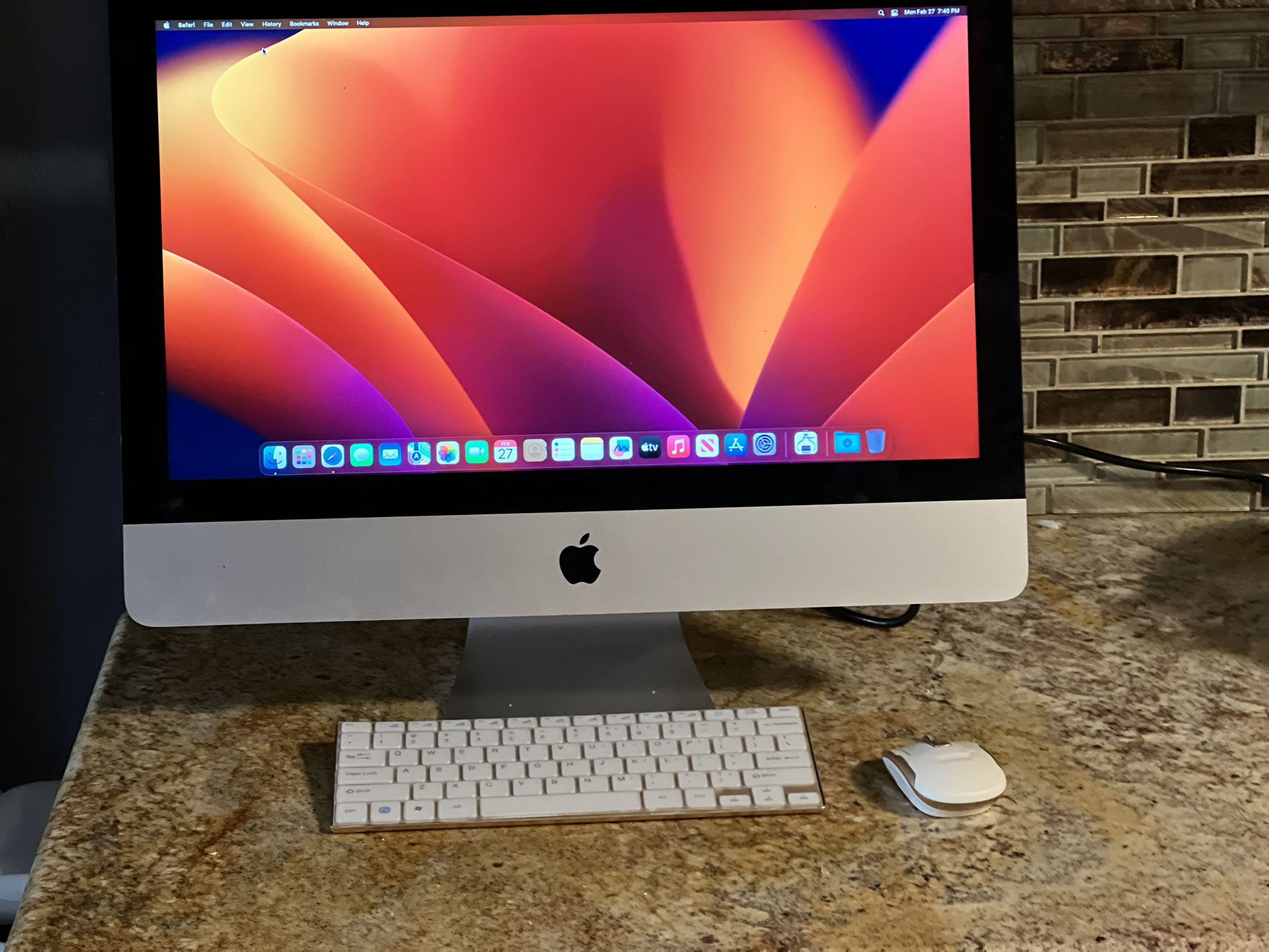 Apple iMac With Wireless Keyboard And Mouse