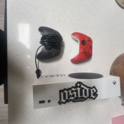 Xbox Series S, Two Controllers
