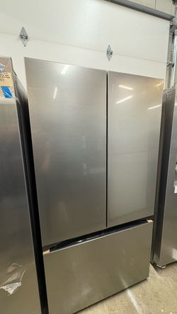 Samsung 36 in 27 cu.ft. Counter Depth French Door Refrigerator with Dual Auto Ice Maker New Scratch and Dent