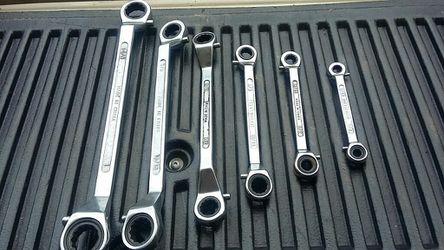 Set of reversible gear wrenches