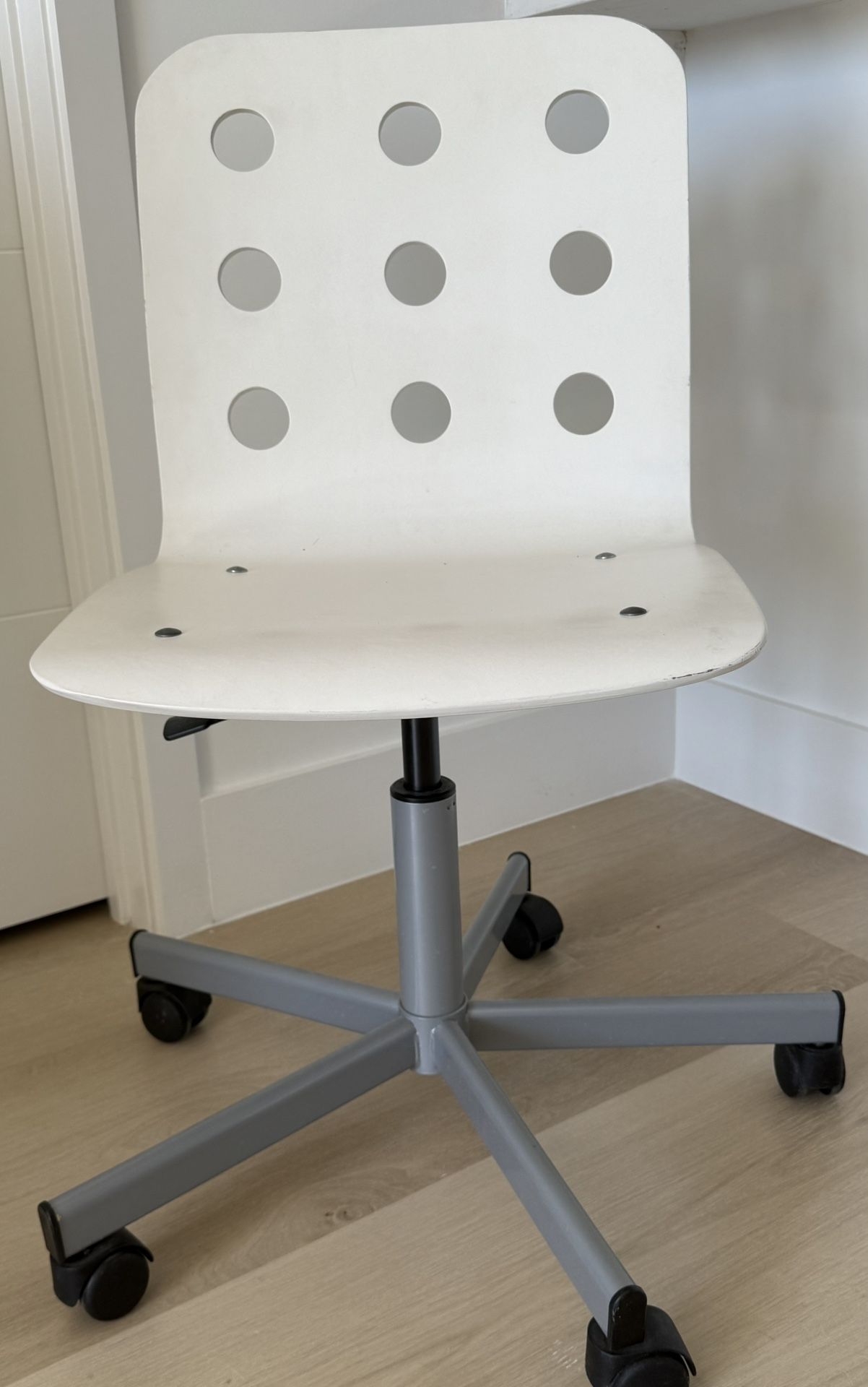 White Swivel Desk Chair with Wheels – Good Condition