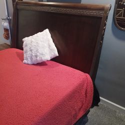 MOVING SOON!! 4pc Queen Bedroom Set 