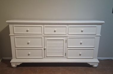 Large Wood Broyhill Dresser