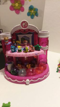 Shopkins little cafe looking toy with 12 Shopkins and little balls that go down the sides and a pale