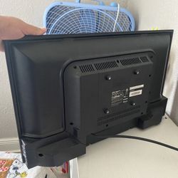 ROKU SMART TV HAS REMOTE 